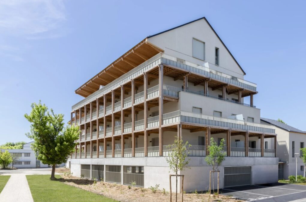 Une façade bois sous enduit en logement collectif